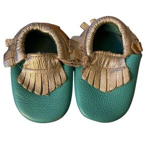 🦶🏼Leather Gold and Teal Moccasins for Babies learning to walk. Size 3-3.5